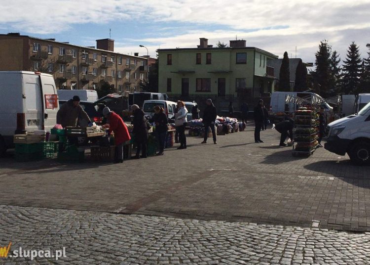 Targowisko znowu działa. Handlowało 11 kupców