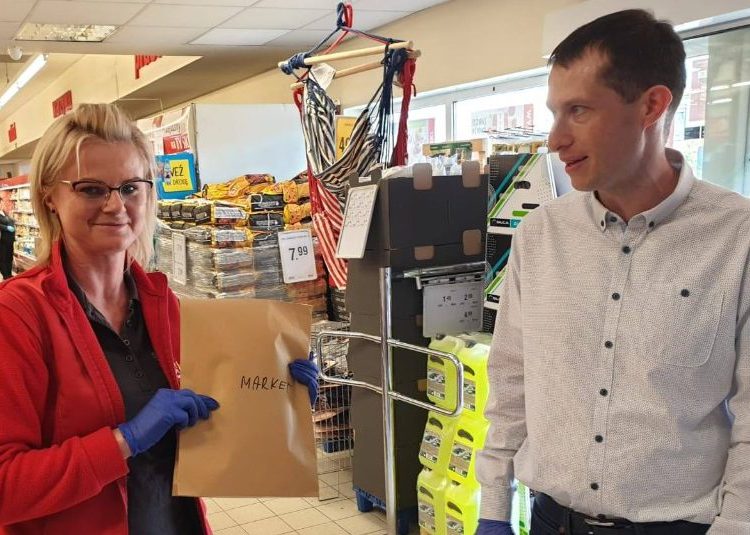 Powidz: urzędnicy rozdają maseczki