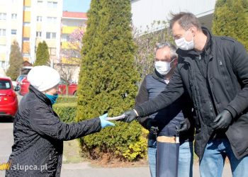 W Słupcy rozdali pierwszą pulę maseczek