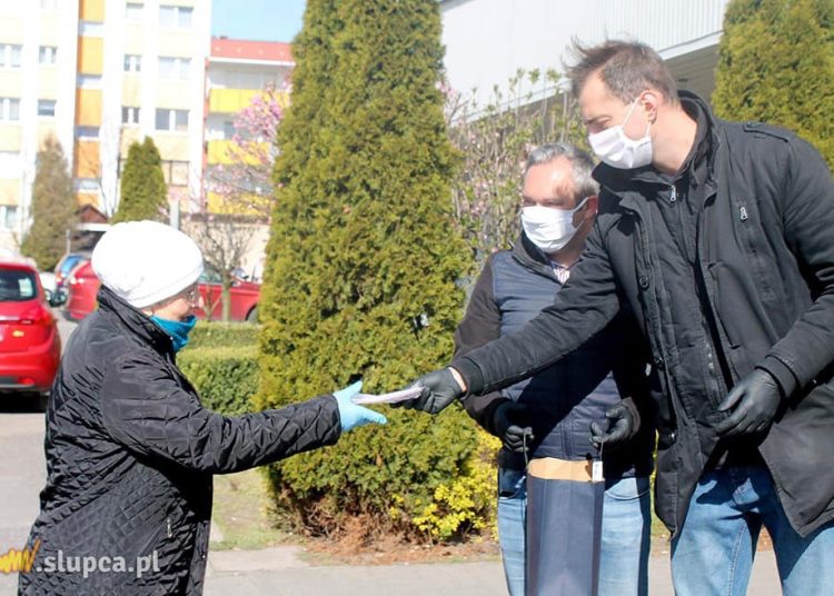 W Słupcy rozdali pierwszą pulę maseczek