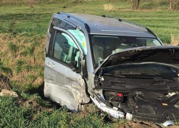 Wypadek busa i koparko-ładowarki