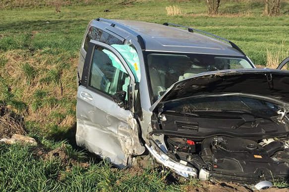 Wypadek busa i koparko-ładowarki