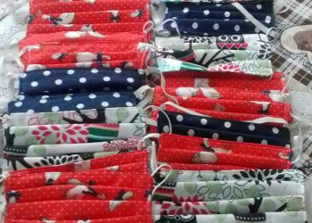 Radny rozdaje maseczki