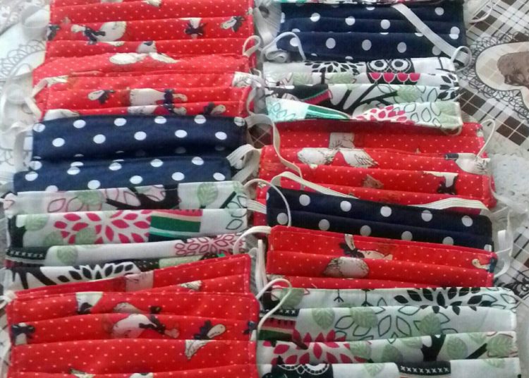 Radny rozdaje maseczki