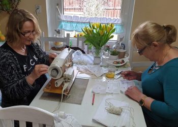 Panie z Forsycji szyją maseczki