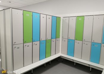 Montują szafki na pływalni