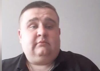 Piosenką zachęca do zostania w domu