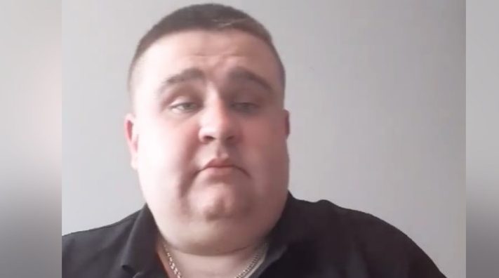 Piosenką zachęca do zostania w domu