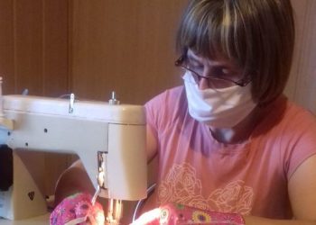 Radni sami szyją maseczki