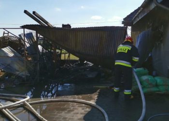 Spłonął garaż w Strzałkowie ZDJĘCIA