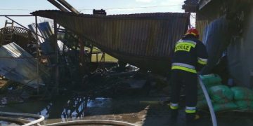 Spłonął garaż w Strzałkowie ZDJĘCIA