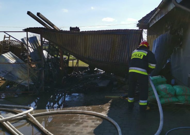 Spłonął garaż w Strzałkowie ZDJĘCIA