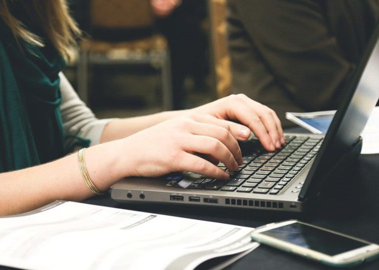 Laptopy i pakiety internetowe dla uczniów z Powidza