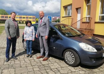 Podarowała szkole samochód