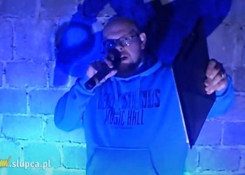 Słupecki wikariusz rapuje. Posłuchaj jego 16 zwrotek
