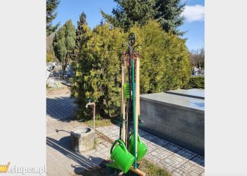 Na cmentarzu pojawiły się stojaki z narzędziami