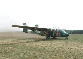 Lądowali na trawie w Powidzu