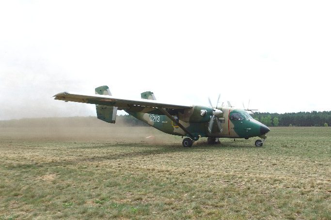 Lądowali na trawie w Powidzu