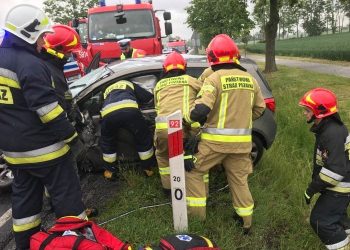 Jedna osoba uwięziona w aucie