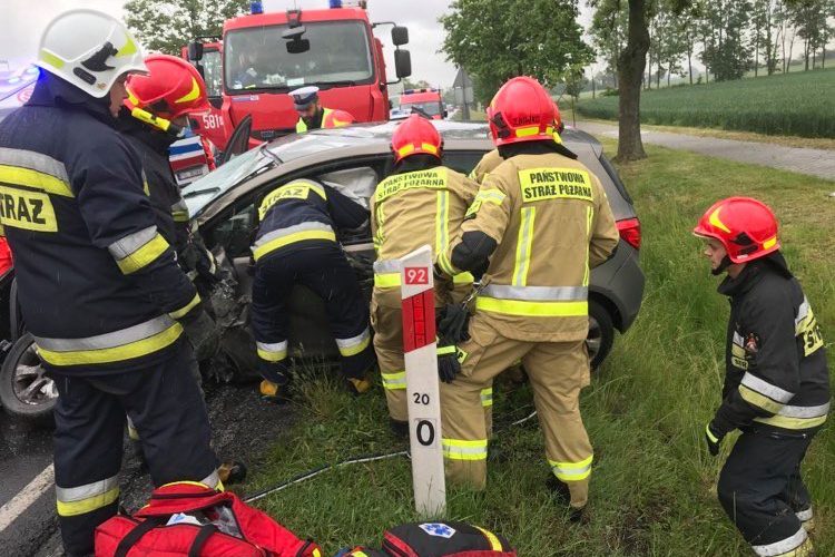 Jedna osoba uwięziona w aucie