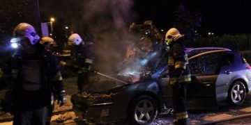 Dwa auta z dymem. To było podpalenie