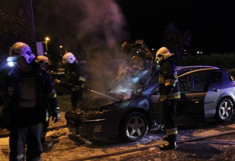 Dwa auta z dymem. To było podpalenie
