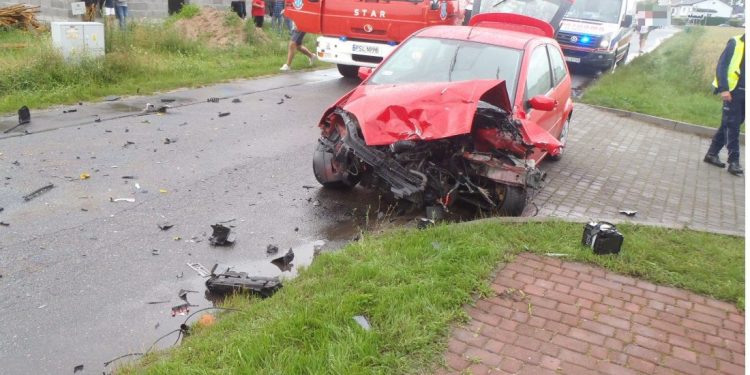 Wypadek w Ostrowitem. 2 osoby poszkodowane