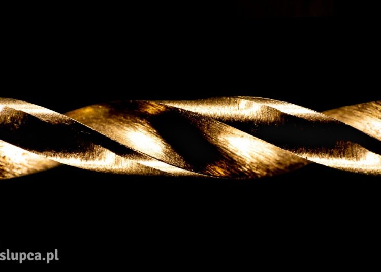 Wiercenie ręczne oraz maszynowe – czym to robić?