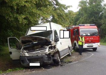 Bus zderzył się z osobówką