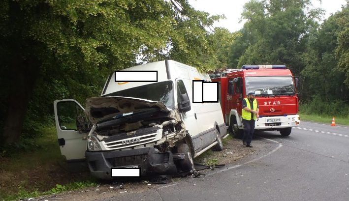 Bus zderzył się z osobówką