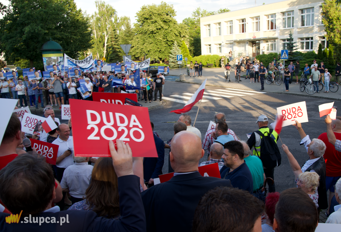 Zwolennicy Dudy i Trzaskowskiego twarzą w twarz FILM