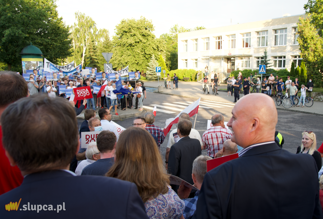 Zwolennicy Dudy i Trzaskowskiego twarzą w twarz FILM