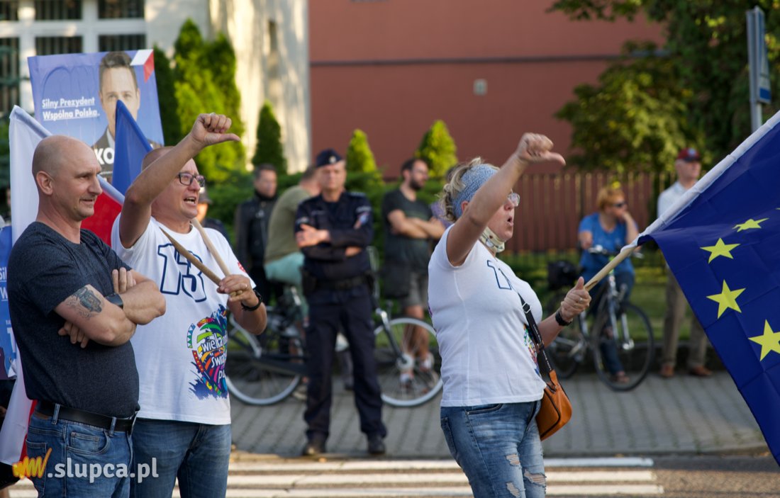 Zwolennicy Dudy i Trzaskowskiego twarzą w twarz FILM