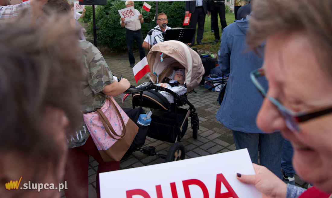 Zwolennicy Dudy i Trzaskowskiego twarzą w twarz FILM