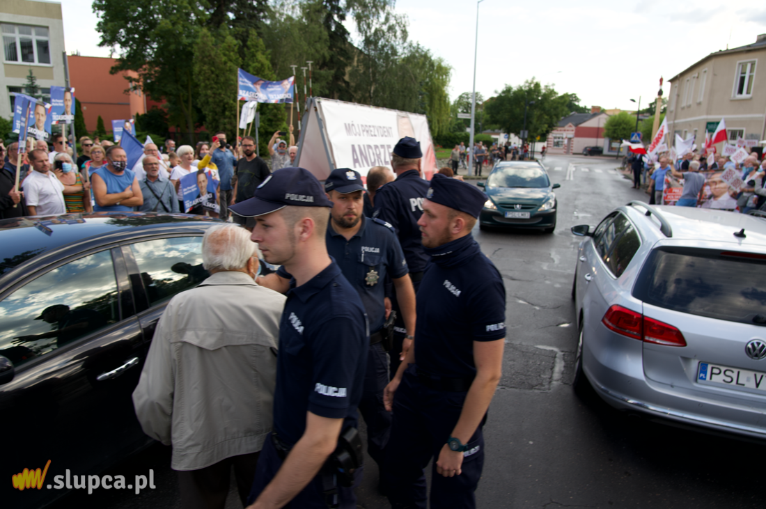Zwolennicy Dudy i Trzaskowskiego twarzą w twarz FILM