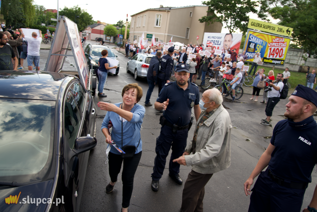 Zwolennicy Dudy i Trzaskowskiego twarzą w twarz FILM