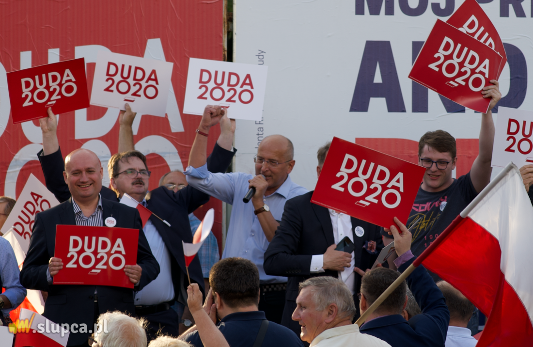 Zwolennicy Dudy i Trzaskowskiego twarzą w twarz FILM