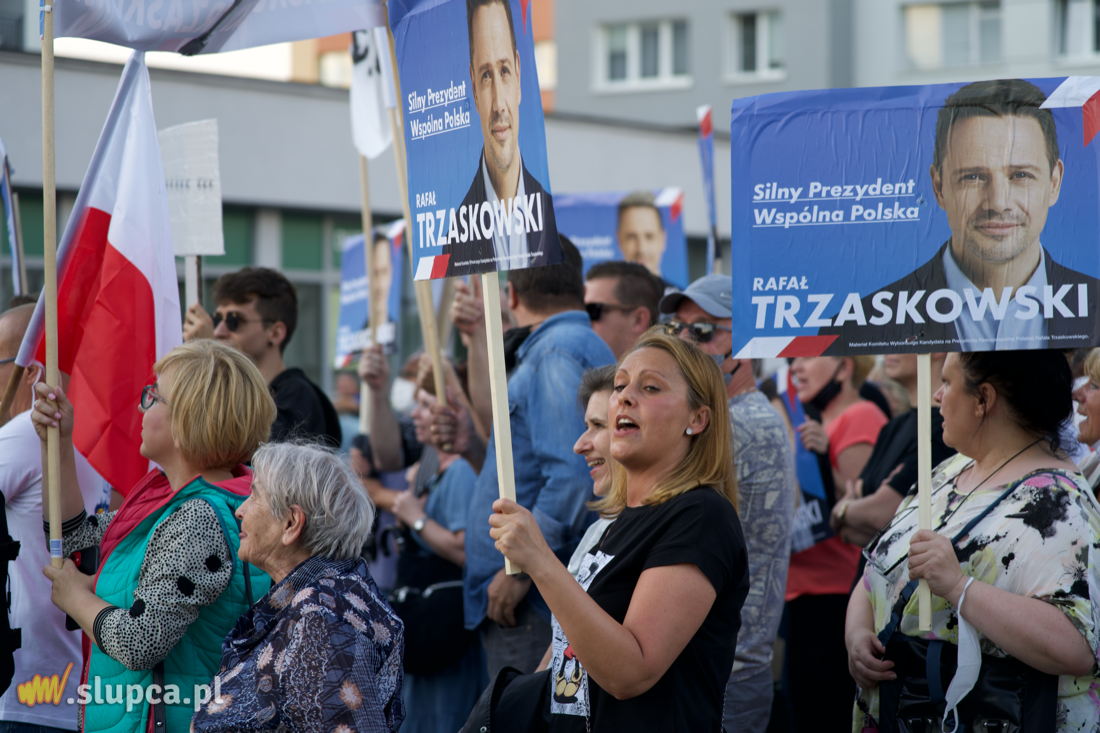 Zwolennicy Dudy i Trzaskowskiego twarzą w twarz FILM