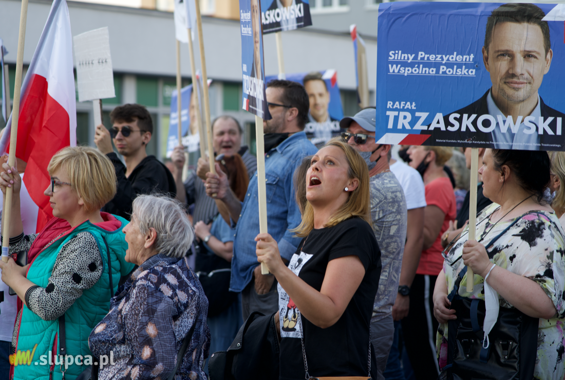 Zwolennicy Dudy i Trzaskowskiego twarzą w twarz FILM