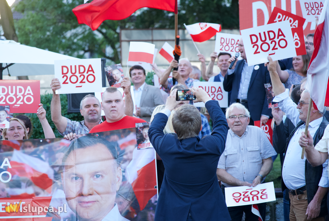 Zwolennicy Dudy i Trzaskowskiego twarzą w twarz FILM