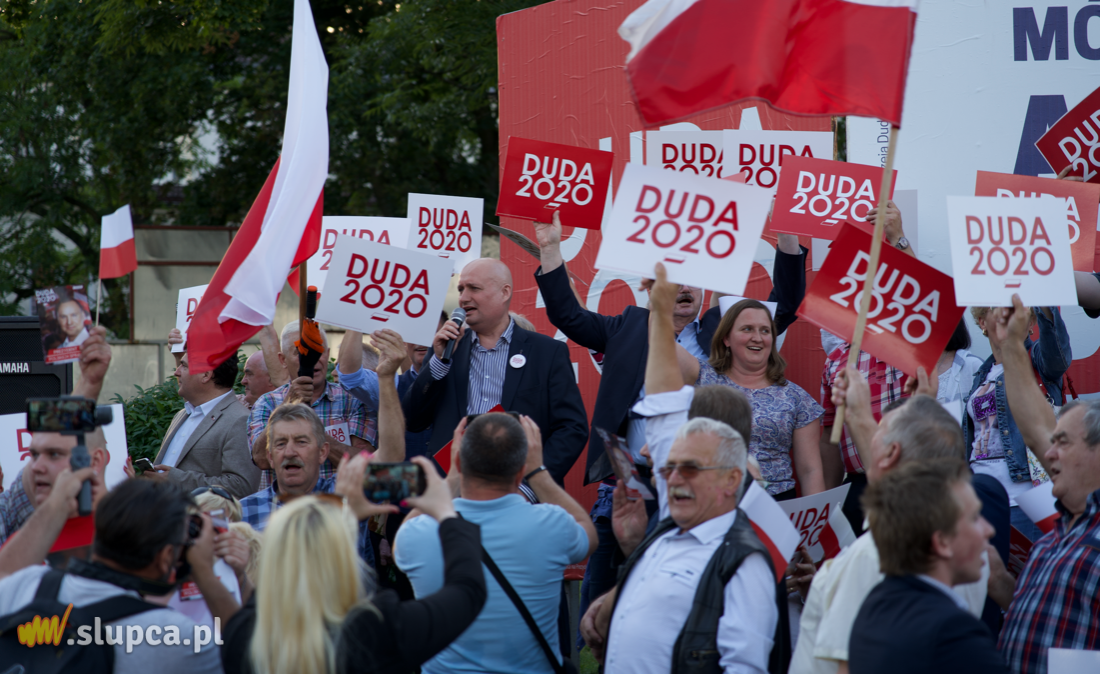 Zwolennicy Dudy i Trzaskowskiego twarzą w twarz FILM