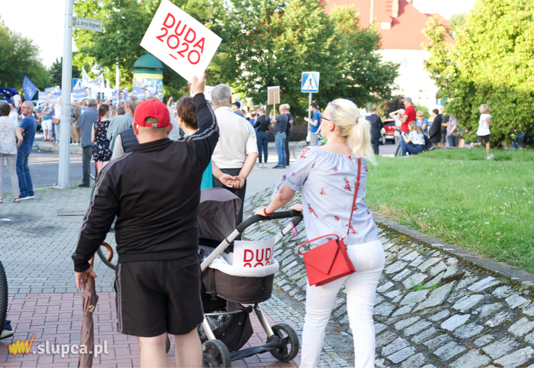 Zwolennicy Dudy i Trzaskowskiego twarzą w twarz FILM