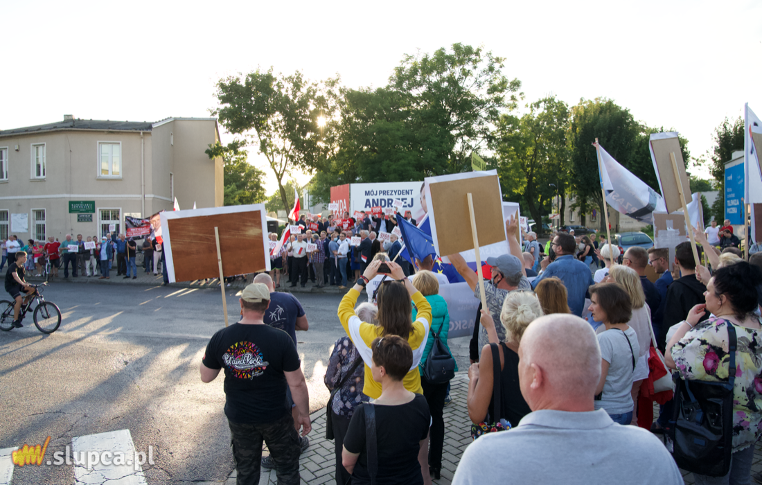 Zwolennicy Dudy i Trzaskowskiego twarzą w twarz FILM