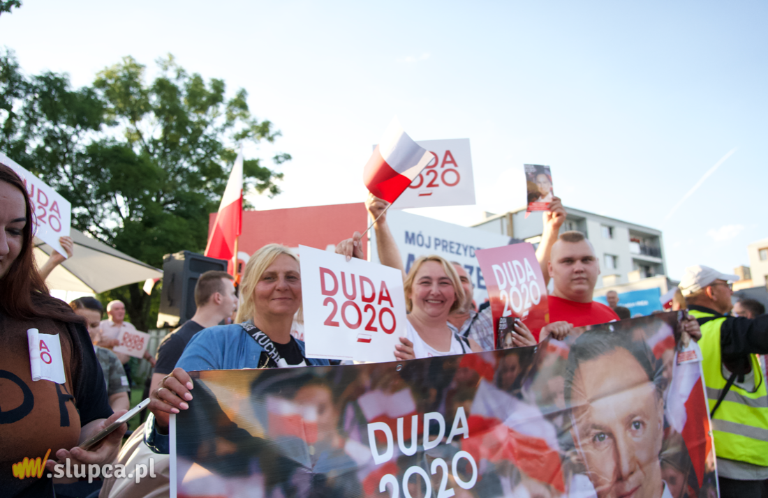 Zwolennicy Dudy i Trzaskowskiego twarzą w twarz FILM