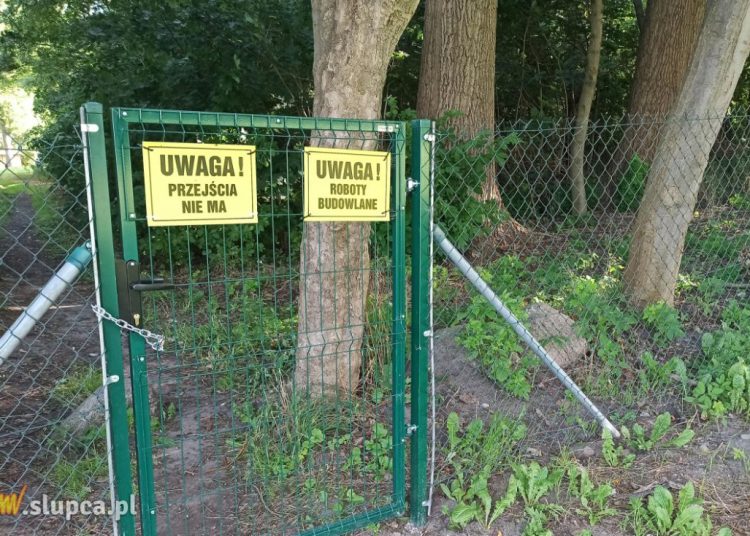 Giewartów: Plaża przy pałacu zamknięta. Dlaczego?