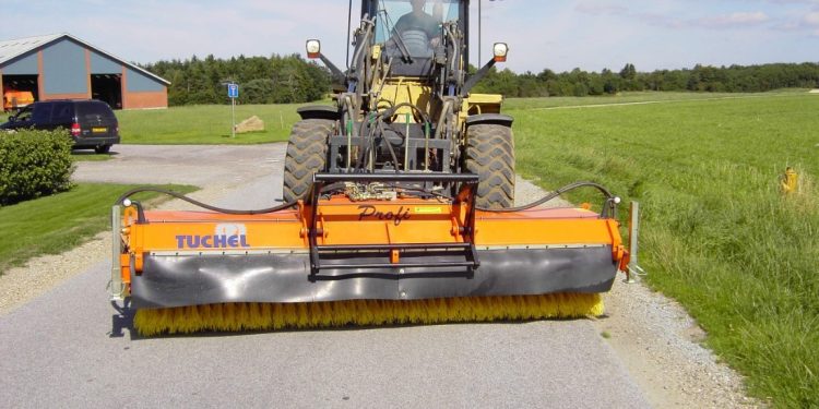 Przepisy BHP na budowie – zamiatarki do utrzymania porządku na placach budowy