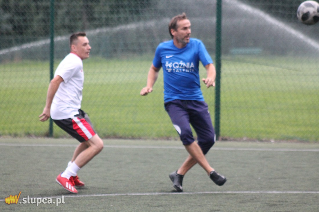 Dwa zespoły odjeżdżają reszcie stawki