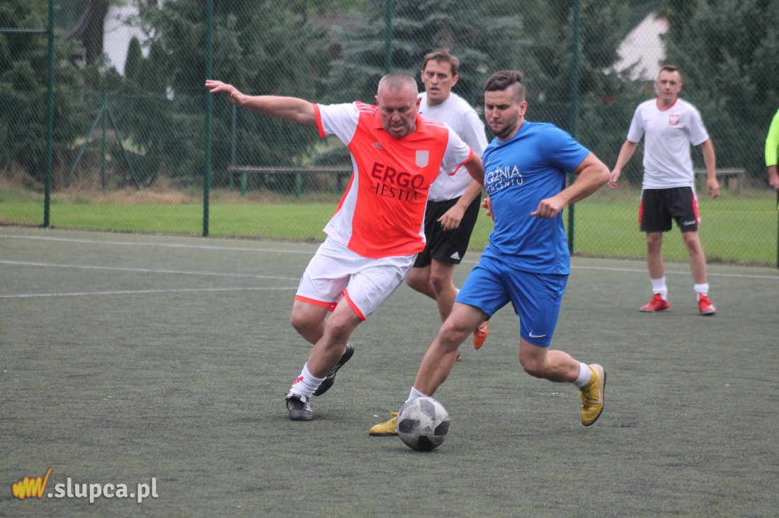 Dwa zespoły odjeżdżają reszcie stawki