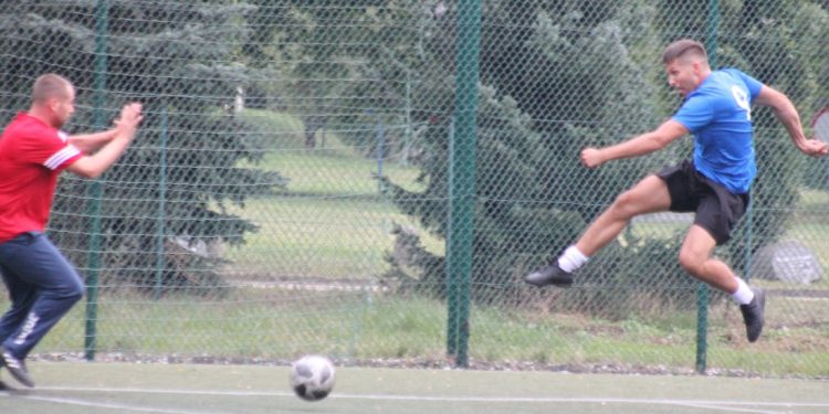 Dwa zespoły odjeżdżają reszcie stawki