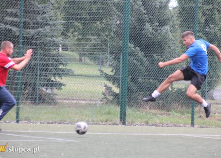 Dwa zespoły odjeżdżają reszcie stawki